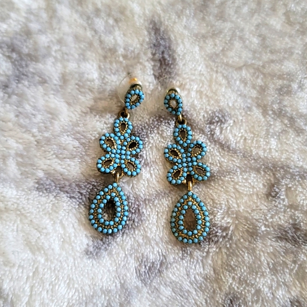 🍀2 for $15🍀 Francesca's Light Blue dangle earrings